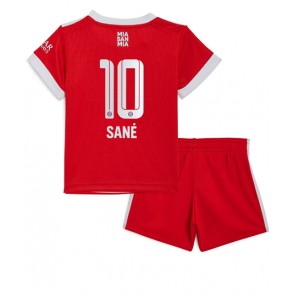 Bayern Munich Leroy Sane #10 kläder Barn 2022-23 Hemmatröja Kortärmad (+ korta byxor)